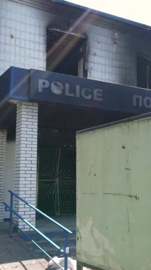 Borodyanka, Ukrayna 'da yıkılmış bir polis karakolunun dikey videosu