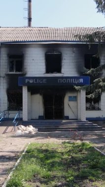 Borodyanka, Ukrayna 'da yıkılmış bir polis karakolunun dikey videosu