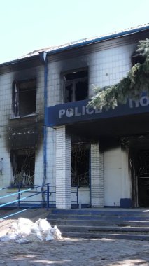 Borodyanka, Ukrayna 'da yıkılmış bir polis karakolunun dikey videosu
