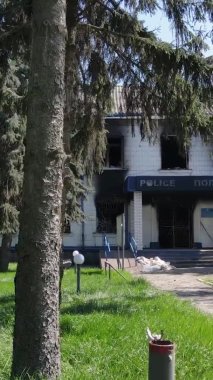 Borodyanka, Ukrayna 'da yıkılmış bir polis karakolunun dikey videosu