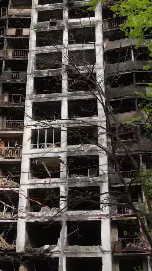 Вертикальное Видео Сожженного Разрушенного Дома Киеве Украина — стоковое видео