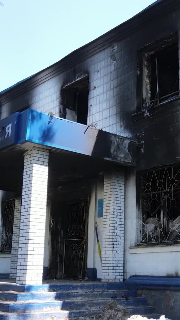 Κατακόρυφο Βίντεο Ενός Κατεστραμμένου Αστυνομικού Τμήματος Στη Μποροντιάνκα Ουκρανία — Αρχείο Βίντεο