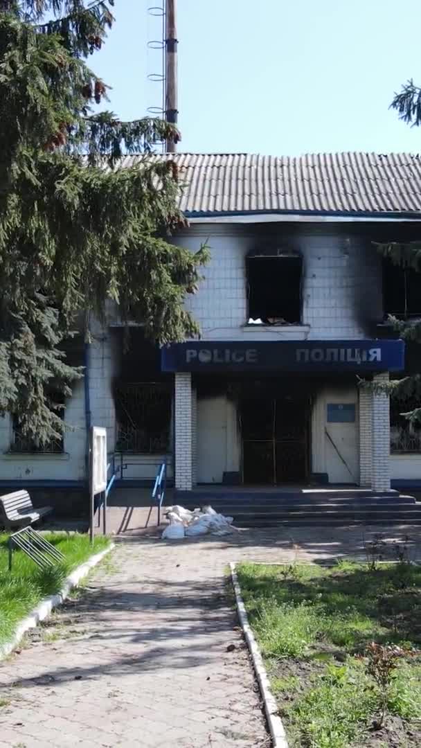 Vídeo Vertical Una Estación Policía Destruida Borodyanka Ucrania — Vídeos de Stock