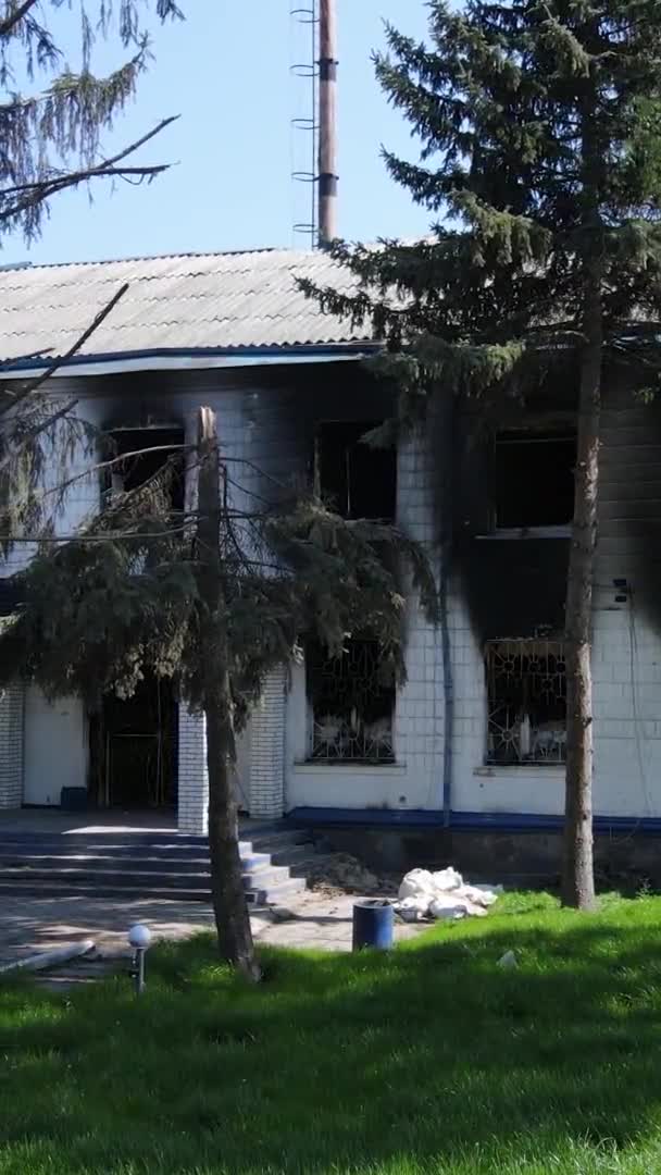 Vídeo Vertical Una Estación Policía Destruida Borodyanka Ucrania — Vídeos de Stock