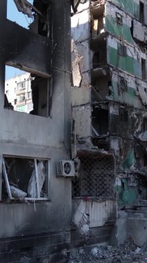 Borodyanka, Ukrayna 'da yıkılmış bir binanın dikey videosu