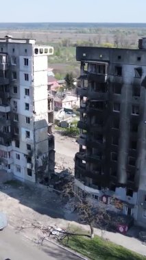 Borodyanka, Ukrayna 'da yıkılmış bir binanın dikey videosu