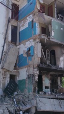 Borodyanka, Ukrayna 'da yıkılmış bir binanın dikey videosu