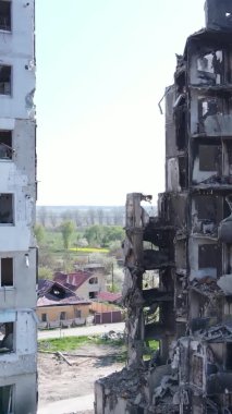 Borodyanka, Ukrayna 'da yıkılmış bir binanın dikey videosu