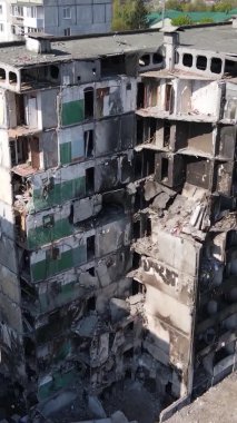 Borodyanka, Ukrayna 'da yıkılmış bir binanın dikey videosu