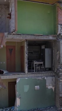 Borodyanka, Ukrayna 'da yıkılmış bir binanın dikey videosu