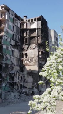 Borodyanka, Ukrayna 'da yıkılmış bir binanın dikey videosu