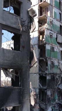Borodyanka, Ukrayna 'da yıkılmış bir binanın dikey videosu