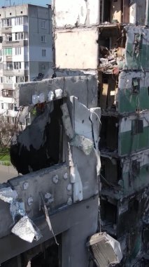 Borodyanka, Ukrayna 'da yıkılmış bir binanın dikey videosu