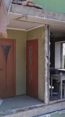 Borodyanka, Ukrayna 'da yıkılmış bir binanın dikey videosu