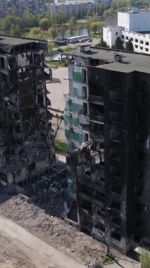 Borodyanka, Ukrayna 'da yıkılmış bir binanın dikey videosu