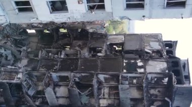 Borodyanka, Ukrayna 'da yıkılmış bir binanın dikey videosu