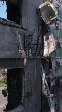 Borodyanka, Ukrayna 'da yıkılmış bir binanın dikey videosu