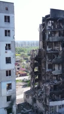 Borodyanka, Ukrayna 'da yıkılmış bir binanın dikey videosu