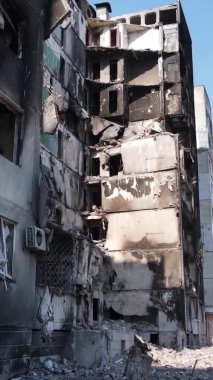 Borodyanka, Ukrayna 'da yıkılmış bir binanın dikey videosu