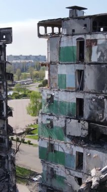 Borodyanka, Ukrayna 'da yıkılmış bir binanın dikey videosu