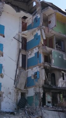 Borodyanka, Ukrayna 'da yıkılmış bir binanın dikey videosu