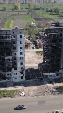 Borodyanka, Ukrayna 'da yıkılmış bir binanın dikey videosu