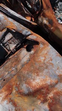 Irpin, Ukrayna 'daki harap olmuş arabaların dikey videosu