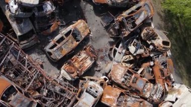 Irpin, Ukrayna 'daki harap olmuş arabaların dikey videosu