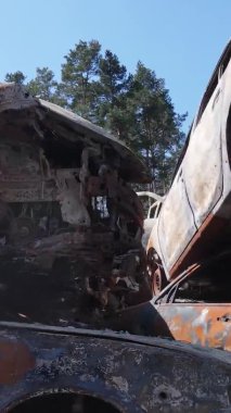Irpin, Ukrayna 'daki harap olmuş arabaların dikey videosu