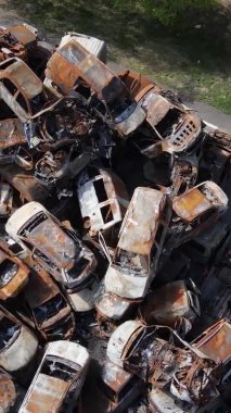 Irpin, Ukrayna 'daki harap olmuş arabaların dikey videosu