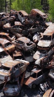 Irpin, Ukrayna 'daki harap olmuş arabaların dikey videosu