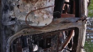 Irpin, Ukrayna 'daki harap olmuş arabaların dikey videosu