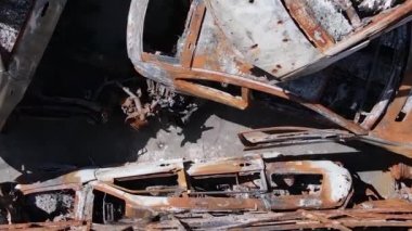 Irpin, Ukrayna 'daki harap olmuş arabaların dikey videosu