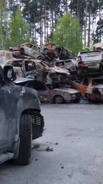 Irpin, Ukrayna 'daki harap olmuş arabaların dikey videosu