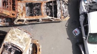 Irpin, Ukrayna 'daki harap olmuş arabaların dikey videosu