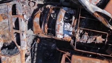 Irpin, Ukrayna 'daki harap olmuş arabaların dikey videosu