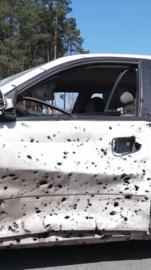 Irpin, Ukrayna 'daki harap olmuş arabaların dikey videosu