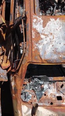 Irpin, Ukrayna 'daki harap olmuş arabaların dikey videosu