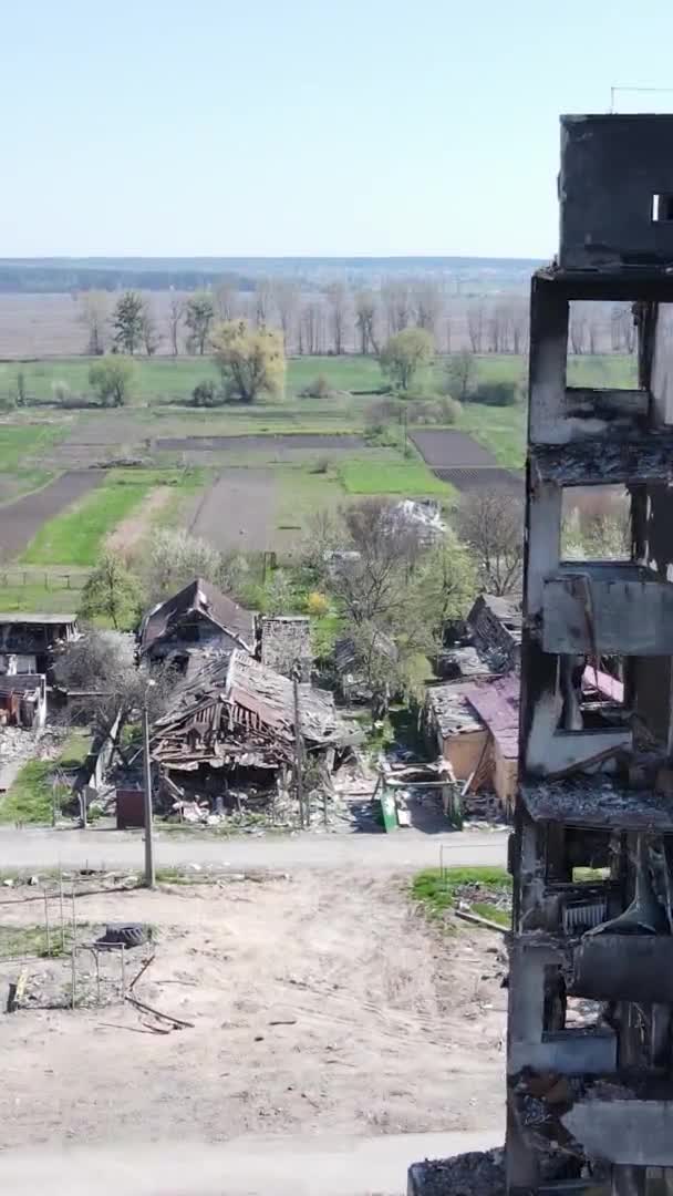 Vídeo Vertical Edificio Destruido Borodyanka Ucrania — Vídeo de stock