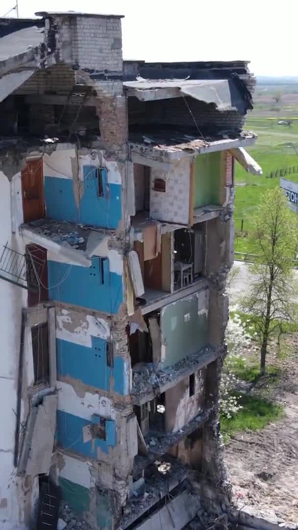 Vídeo Vertical Edificio Destruido Borodyanka Ucrania — Vídeos de Stock