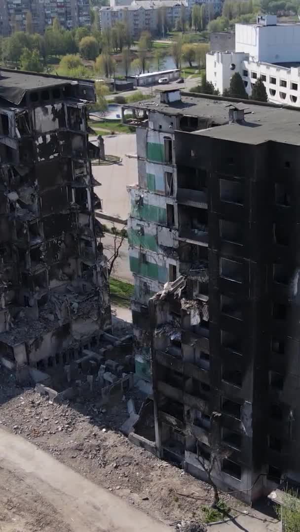 ウクライナのボロディアンカにある破壊された建物の垂直ビデオ — ストック動画
