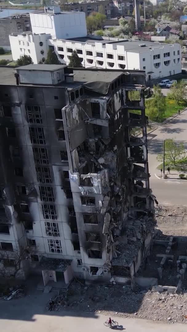 Vídeo Vertical Edificio Destruido Borodyanka Ucrania — Vídeo de stock