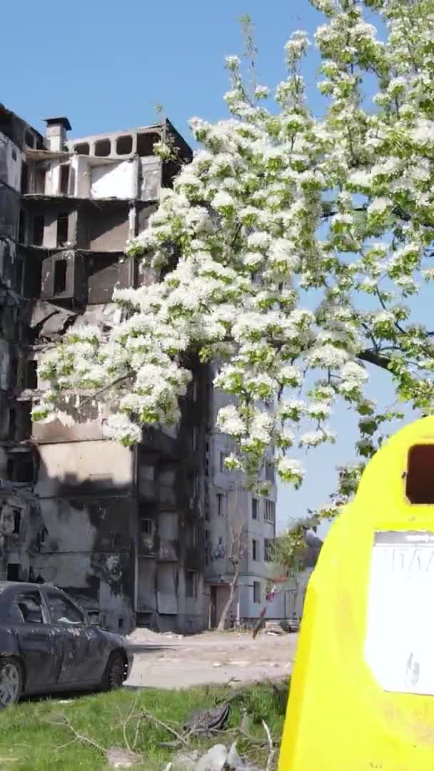 Vertikal Video Förstörd Byggnad Borodyanka Ukraina — Stockvideo