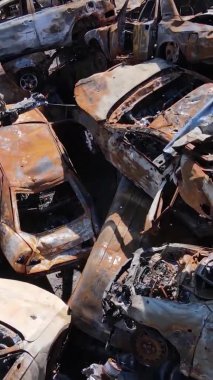 Irpin, Ukrayna 'daki harap olmuş arabaların dikey videosu