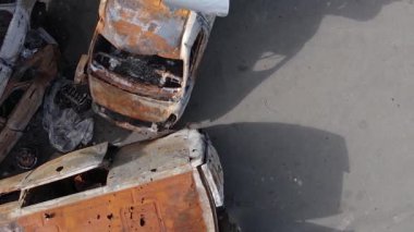 Irpin, Ukrayna 'daki harap olmuş arabaların dikey videosu