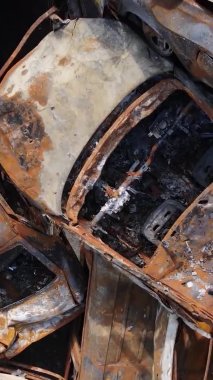 Irpin, Ukrayna 'daki harap olmuş arabaların dikey videosu