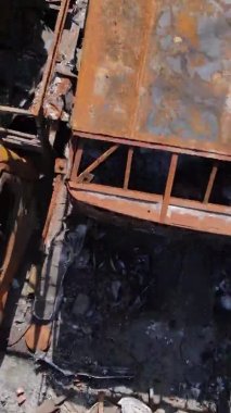 Irpin, Ukrayna 'daki harap olmuş arabaların dikey videosu