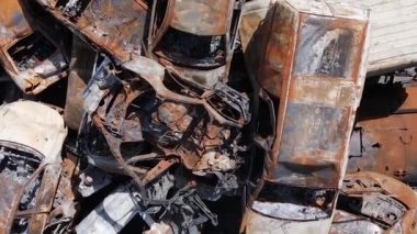 Irpin, Ukrayna 'daki harap olmuş arabaların dikey videosu