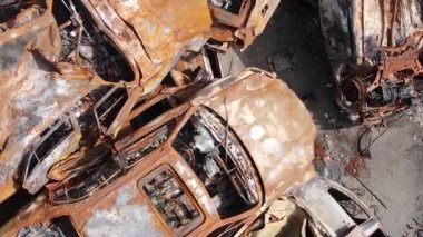 Irpin, Ukrayna 'daki harap olmuş arabaların dikey videosu