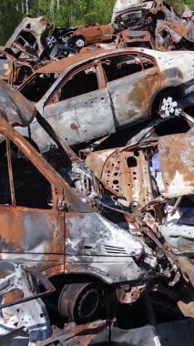 Irpin, Ukrayna 'daki harap olmuş arabaların dikey videosu